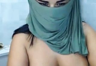 AMATEUR ARAB WIFE SHOWS HER CURVY ASS